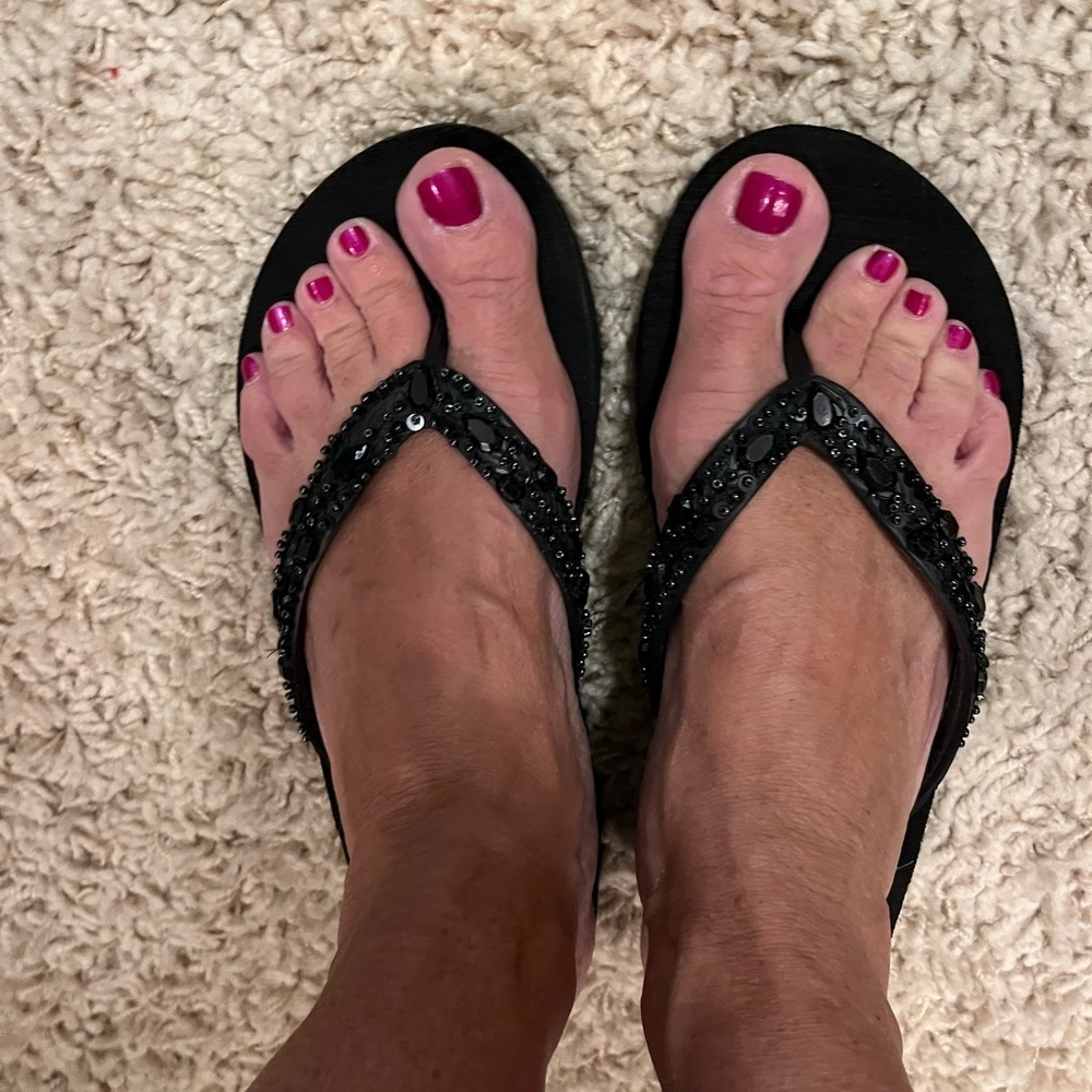 𝅺Black flip flops